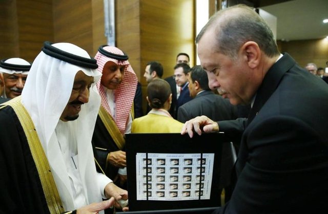 Basılan pulların bir nüshasında konuk liderin fotoğrafı diğer nüshasında G-20 liderlerinin seması yer aldı.