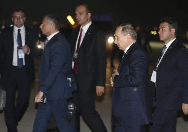 Özel uçaklarla Antalya'dan  ayrılan Merkel ve Putin'i havalimanında, Ekonomi Bakanı Nihat Zeybekci  uğurladı.