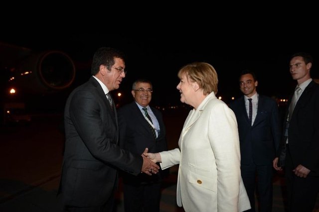 MERKEL VE PUTİN ÖZEL UÇAKLA GİTTİ - Belek Turizm Merkezi'deki G-20 Liderler  Zirvesi'nin tamamlanmasından sonra Almanya Başbakanı Angela Merkel ve  Rusya Devlet Başkanı Vladimir Putin, konakladıkları otellerinden  karayoluyla Antalya Havalimanı'na geldi.