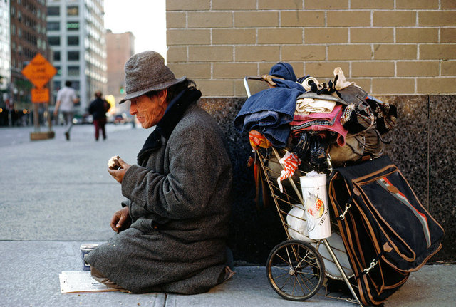 Ancak gelir dağılımındaki uçurum bu sırada açıldı. Dünya Bankası'na   göre 2011 satın alma gücü paritesi rakamlarına göre 1990'da yüzde 37.1   olan günlük geliri 1.90 doların altındaki yoksulların dünya nüfusuna   oranı, yüzde 12.7'ye geriledi.