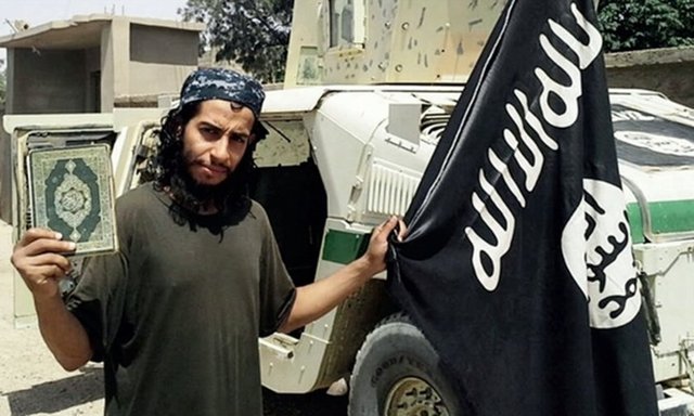 ABDELHAMID ABAAOUD (PLANLAYICI) Belçika vatandaşı. Saldırıların  planlayıcısı. Abaaoud'un 21 Ağustos'taki Amsterdam- Brüksel-Paris  trenine saldırı girişimiyle de bağlantısı olduğu belirtiliyor. Fas  kökenli 27 yaşındaki Abaaoud IŞİD Dergisi'ne göre, Suriye'de Ebu Ömer el  Belçiki ismini kullanıyor.
