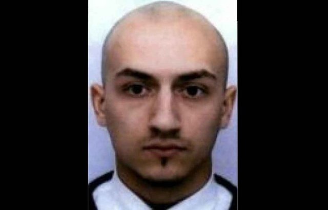 SAMY AMIMOUR (BATACLAN SALDIRGANI) Savcılığın açıklamasına göre,  Amimour, 28 yaşında. Bataclan'daki saldırıyı düzenleyen intihar  bombacılarından biri. 2012'de "terör soruşturması" na tabi tutuldu. Daha  sonra hakkında uluslararası yakalama kararı çıkarıldı. Paris'in  kuzeydoğusundaki Drancy'de yaşıyordu.