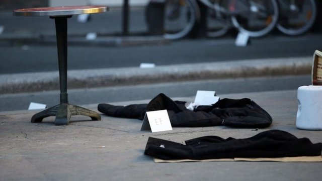  İBRAHIM ABDESLAM (RESTORAN SALDIRGANI) İbrahim Abdeslam, Voltaire  Bulvarı'ndaki bir restoranın yakınlarında kendini havaya uçurdu. Aranan  Salah Abdeslam'ın kardeşi. Fransız güvenlik kaynakları, Salah  Abdeslam'ın Paris saldırılarına katıldığı ve kaçtığı düşünülen 8'inci  saldırgan olduğu belirtiliyor.