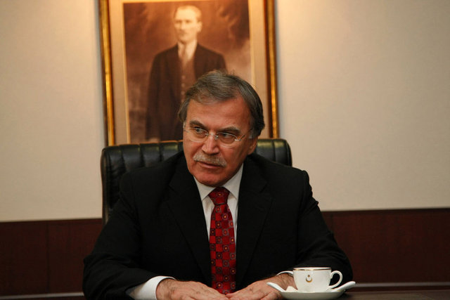 Devlet Bakanı ve Başbakan Yardımcısı - Mehmet Ali Şahin - 58 ve 59. Hükümetlerde Devlet Bakanı ve Başbakan Yardımcısı olarak görev yaptı.