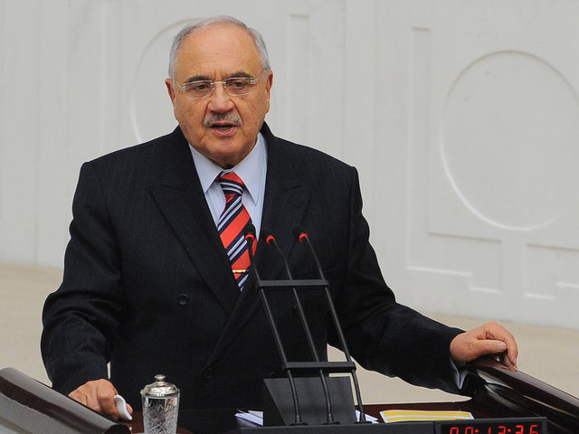 Milli Savunma Bakanı - Vecdi Gönül - AK Partinin MKYK üyesi ve Genel Başkan Yardımcısı, TBMM'nin 21. Dönem 4. Yasama Yılının başlamasıyla birlikte de Avrupa Konseyi Parlamenter Meclisi Üyeliğine seçilmiştir.