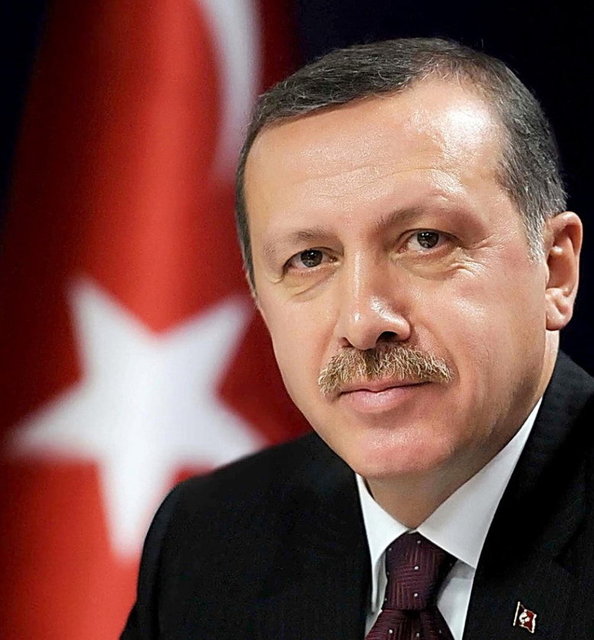 BaşbakanRecep Tayyip Erdoğan - Recep Tayyip Erdoğan 14 Ağustos 2001'de arkadaşlarıyla birlikte Adalet ve Kalkınma Partisi'ni (AK Parti) kurdu. Kurucular Kurulu tarafından AK Parti'nin Kurucu Genel Başkanı seçildi. Recep Tayyip Erdoğan 9 Mart 2003'te Siirt ili milletvekili yenileme seçimine katıldı. Bu seçimde oyların yüzde 85'ini alan Erdoğan, 22. Dönem Siirt Milletvekili olarak parlamentoya girdi.15 Mart 2003 tarihinde Başbakanlık görevini üstlendi. 