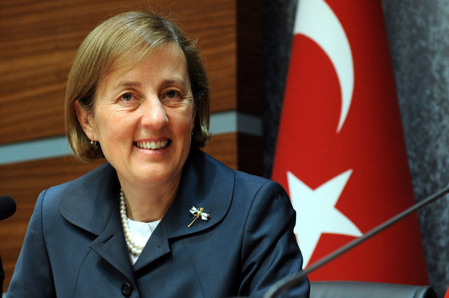 Devlet BakanıSelma Aliye Kavaf - 2002 Genel Seçimleri akabinde Ak Parti Genel Merkez Kadın Kolları Başkanlığı'na getirildi. Kadın Kolları Başkanlığı döneminde Türkiye'de ilk defa bir siyasi partinin kadın örgütlenmesini kurumsal anlamda gerçekleştirdi. Ak Parti'yi çeşitli uluslar arası platformda temsil etti. 2007 Genel Seçimlerinde Milletvekili seçildi. Halen Meclis Sağlık, Aile, Çalışma ve Sosyal İşler Komisyonu Sözcülüğü ve Meclis Peru Parlamentolar Arası Dostluk Grubu Başkanlığını yürütmektedir.