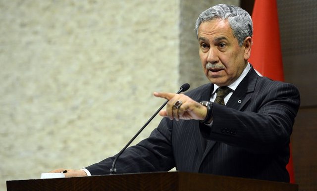 Başbakan YardımcısıBülent Arınç - Fazilet Partisi'nin Anayasa Mahkemesi tarafından kapatılmasından sonra yeni kurulan Adalet ve Kalkınma Partisi'ne katıldı. Adalet ve Kalkınma Partisi Grup başkanlığına seçildi. Bülent Arınç, Türkiye içinde hemen hemen bütün il ve ilçelerde yıllardır konferans, panel ve sempozyumlardaki konuşmaları ile ilgi çekti. Ayrıca yurtdışında Almanya, Hollanda, Danimarka, Avusturya, Belçika, Fransa, ABD ve Avustralya'ya gitti, konferanslar verdi, radyo ve televizyon programlarına katıldı.