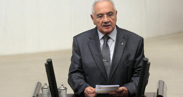 Milli Savunma BakanıMehmet Vecdi Gönül - 22 Haziran 2001 tarihinde bu görevden ayrılarak Adalet ve Kalkınma Partisinin kurulmasıyla birlikte AK Partinin MKYK üyesi ve Genel Başkan Yardımcısı, TBMM'nin 21. Dönem 4. Yasama Yılının başlamasıyla birlikte de Avrupa Konseyi Parlamenter Meclisi Üyeliğine seçilmiştir. - Mehmet Vecdi Gönül 60.,61. ve 62. hükümetlerde Milli Savunma Bakanlığı görevi üstlenmiştir. 