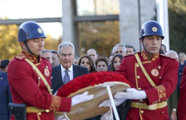 TBMM Geçici Başkanı Deniz Baykal, kırmızı beyaz karanfillerden oluşan ve  üzerinde "TBMM Başkanlığı" yazan çelengi Meclis'teki Atatürk Anıtı'na  bıraktı. Törende saygı duruşunda bulunuldu ve İstiklal Marşı okundu.