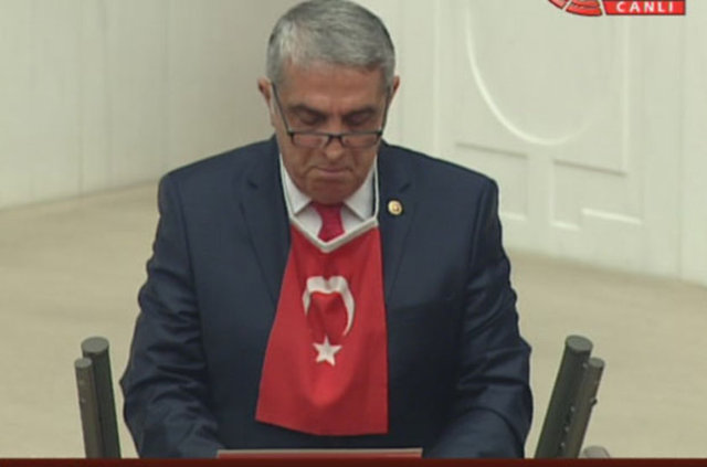 AK Parti İzmir Milletvekili Necip Kalkan, kürsüye boynunda Türk bayrağıyla çıktı 