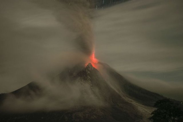 GAZETE HABERTÜRKEndonezya'nın batısındaki Sinabung Yanardağı'nda önceki gün gerçekleşen patlama sonucu oluşan kül bulutu, Kuzey Sumatra'nın Karo şehrine bağlı Tiga Pancur Köyü'nden görüldü.
