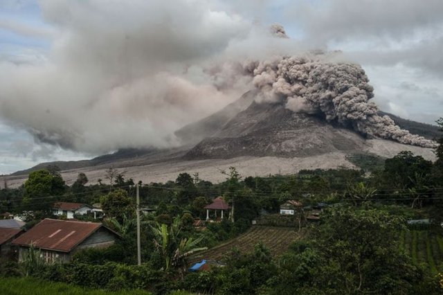 Patlamaya devam eden Sinabung yakın çevredeki evleri harabeye çevirdi.