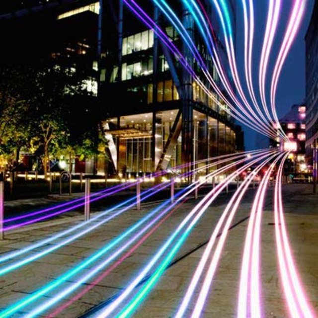 Aura: Bazı migren hastaları, yanıp sönen ışıklar, benekler ve çizgiler görür. Bazıları kesik kesik veya kıvrımlı görünebilir.