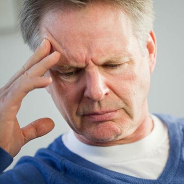 Bazı migrenli hastalarda duyusal aura bulunur. Bu da geçici bir his kaybına neden olabilir. His eksikliği, karıncalanma gibi sorunlar genelde vücudun bir tarafında, yüz, kol ve parmaklarda görülür.