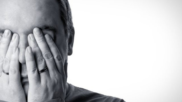 Burun tıkanıklığı ve sulu göz: Migrenli bazı hastalarda, burun  tıkanıklığı, burun akıntısı, düşük göz kapağı ya da gözyaşı gibi sinüs  belirtileri görülür.