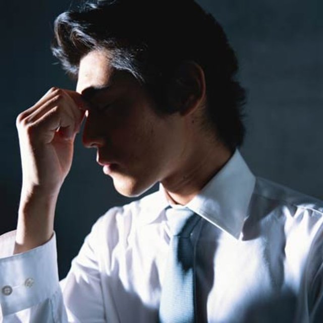 Işık, gürültü ya da kokular migreni tetikleyici olabilir. Ya da ağrıyı daha da kötüleştirebilirler. Migren problemi olanların karanlık, sessiz bir yere sığınması gerekir. Parlak  ışıklar ve yüksek ses migreni tetikler. Aynı şeykokular için de geçerlidir.