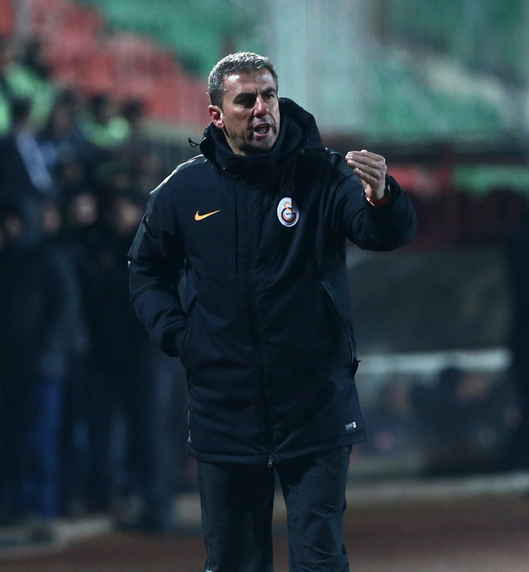 15 Ocak 1970'te Yunanistan'da doğan Hamza Hamzaoğlu, 7 yaşındayken ailesi ile İzmir'e yerleşti. İzmirspor'da futbola başladı ve 1991'de Galatasaray'a transfer oldu.