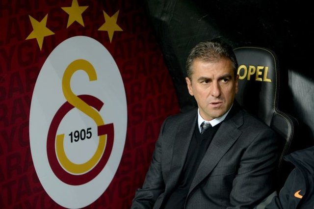 Galatasaray, Prandelli ile başladığı geçen sezonda Hamza Hamzaoğlu ile şampiyonluğa ulaşmıştı. Hamzaoğlu bir insan için olabilecek en zor dönemde takımın başına geçmişti.