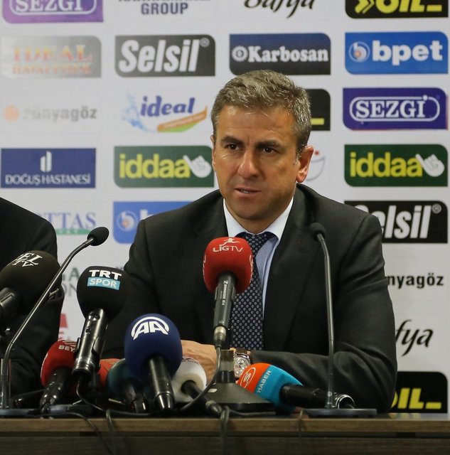 "Galatasaray camiasına, bana gösterdikleri güven ve ilk günden beri verdikleri destek için teşekkür ediyorum. Futbolculuk kariyerimden sonra teknik direktör olarak da bu camiaya hizmet etmenin, birlikte önemli başarılar kazanmanın onurunu yaşadım"