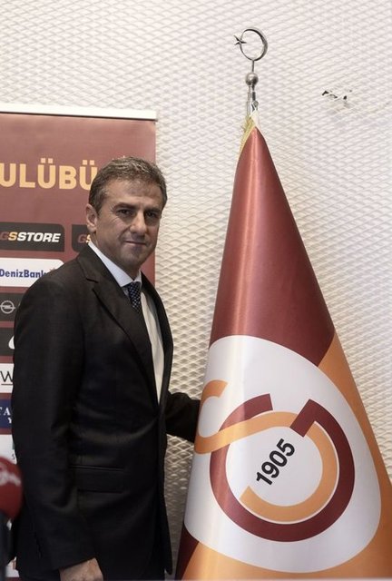 İmza töreninde gözyaşlarını tutamayan Hamzaoğlu aynı gün göreve başlamıştı.