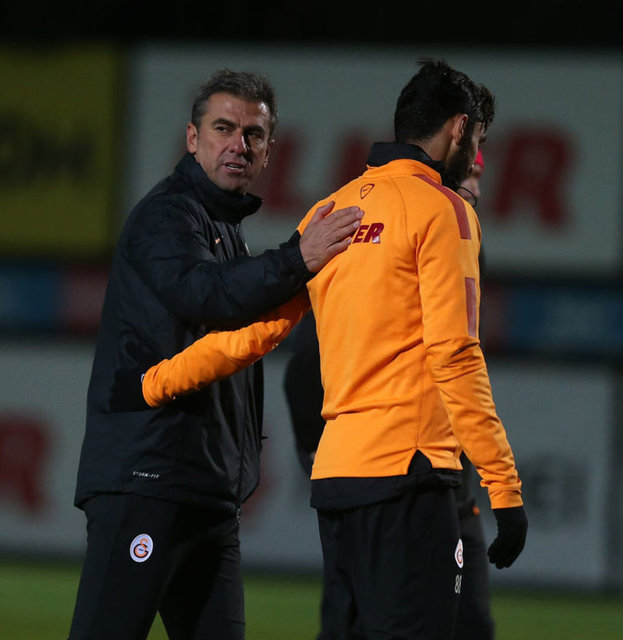 Futbolculuğu döneminde Galatasaray formasıyla yıllarca mücadele etmiş olan Hamza Hamzaoğlu, teknik direktör olarak imzayı attıktan sonra verdiği ilk röportajda küçükken Fenerbahçeli olduğunu söyleyecek kadar da açık sözlüydü.