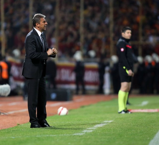 GS TV'de şampiyonluk sonrası açıklamalarda bulunan başarılı teknik adam, "O gün babamı kaybettim. Her başarının bedeli oluyor. Her acıdan sonra bir mutluluk yaşanıyor. Babam da bizi eminim ki görüyordur. Şampiyonluk hepimize hayırlı olsun" ifadelerini kullanmıştı.