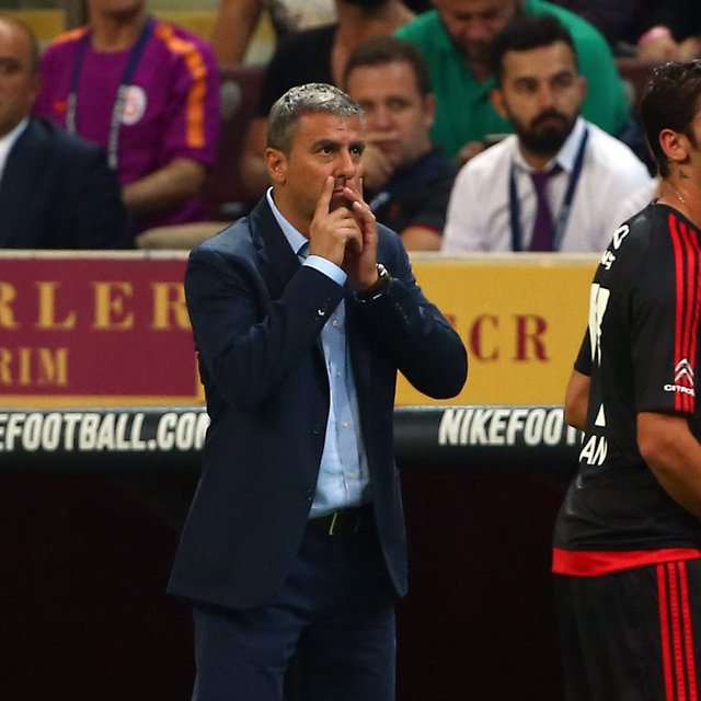 İspanya'ya gidiş ve dönüş saatleri ile kamp konusunda da Hamzaoğlu'nun sürekli karar değiştirmesi yüzünden ufak çaplı kriz yaşandığı bildirildi.