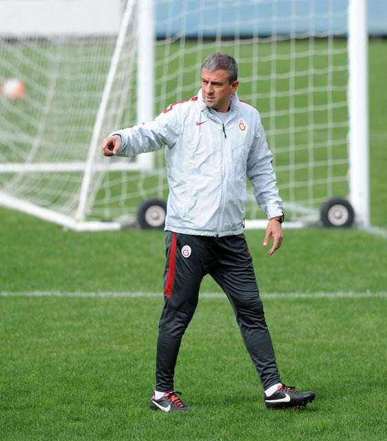 Gün içinde resmi siteden antrenmanla ilgili Hamzaoğlu'nun gülen fotoğrafları paylaşıldı.