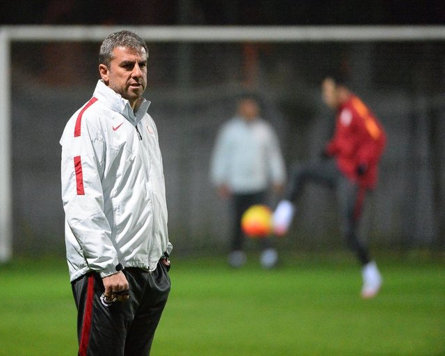 Daha önce "Ben olduğum sürece Hamzaoğlu'yla devam edeceğiz" diyen Başkan Dursun Özbek, "Seninle artık çalışmak istemiyoruz" diyerek noktayı koydu.