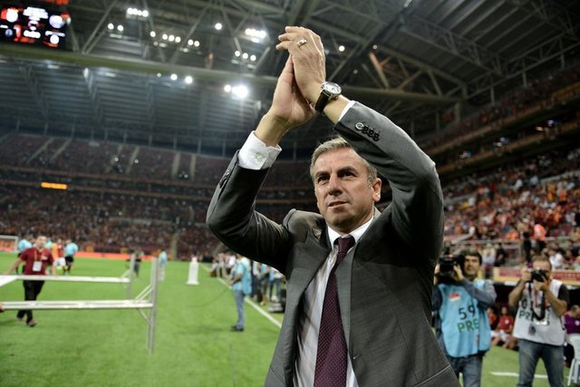 Prandelli gönderildikten sonra tüm yöneticilerin Hamza Hamzaoğlu isminde karar kıldığı, tek istemeyenin ise Dursun Özbek olduğu öğrenildi. Özbek'in, "Siz bilirsiniz ancak ben aynı görüşte değilim" dediği ortaya çıktı.