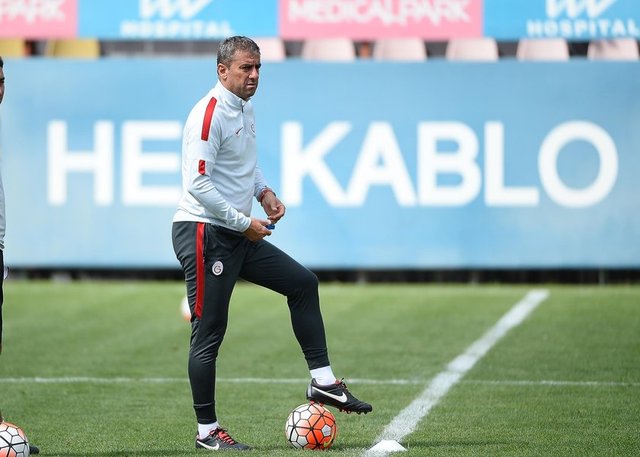 Kulüp iletişim departmanının başındaki isim olan Genel Sekreter Fatih İşbecer'in, bu açıklamalara tepki gösterip başkan Dursun Özbek'e "Hamzaoğlu'nun bizim yetki alanlarımızı çiğnemesi kabul edilemez" diyerek görevine son verilmesi telkininde bulunduğu öğrenildi.