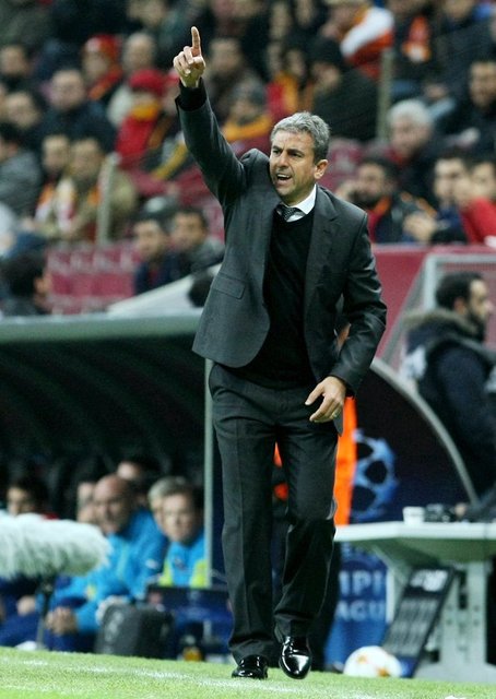 BÖYLE AYRILIK OLMAZHamzaoğlu'nun burada, "Hep açık ve dürüst davrandım. Ancak böylebir bahaneyle ayrılığı düşünemezdim. Çok şaşkınım. Bazı sorunlar vardı ancak ortada aşılmayacak, bu denli büyütülecek bir krizyoktu. Şaşkınım" dediği öğrenildi.