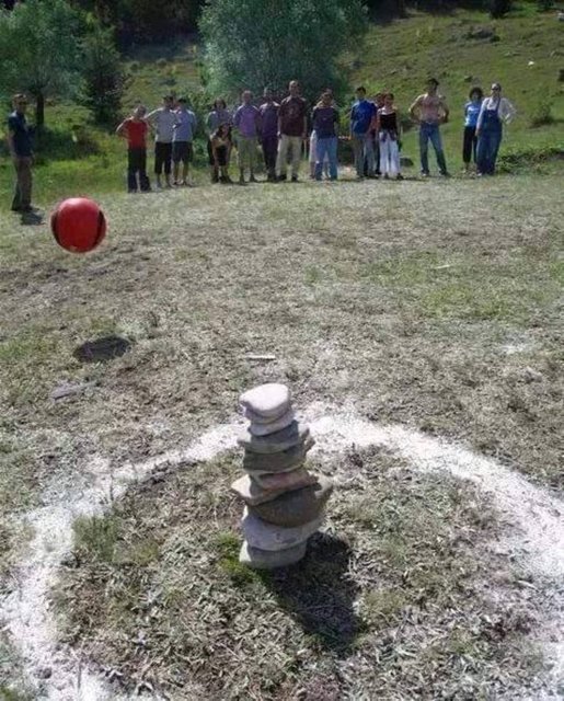 Tek amaç o taşları devirmekti. Deviren hep en güçlüydü. 