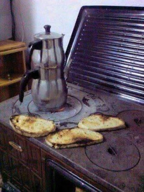 Çay sobada demlenir ekmek sobada kızartılırdı. 