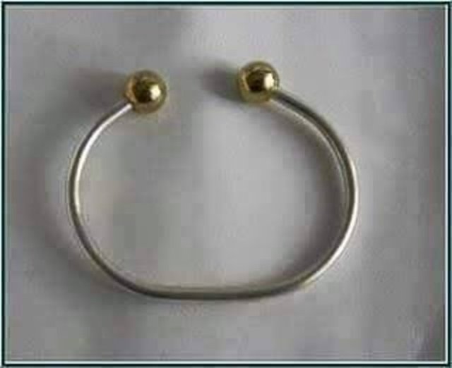 'Altın suyuna batırılmış' sanılan son moda bilezikler de vardı. 