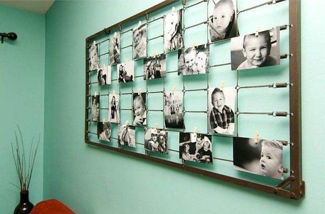 Eski bir divana fotoğraflar koymak