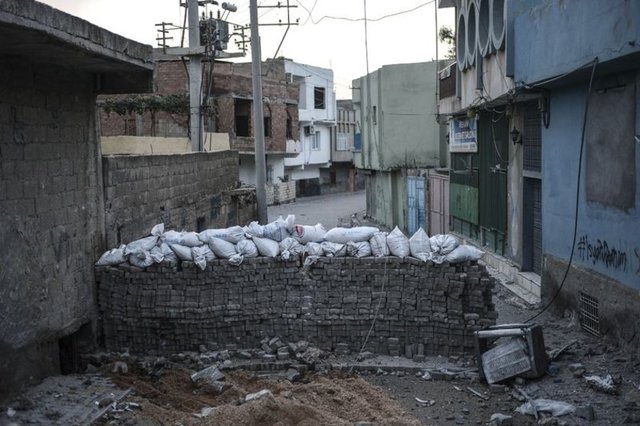 Bu arada, terör örgütünün ilçeye verdiği tahribatın etkileri dikkati çekiyor. Teröristlerin hendek kazdığı ve barikat kurduğu mahallelerde çok sayıda kişi, evlerini terk etti.