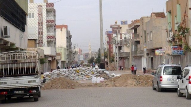 Teröristlerin yaktıkları araçları, polisin mahalleye geçişini engellemek için barikat olarak kullandığı gözlendi.