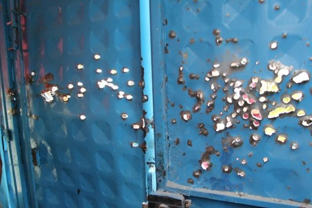 Mahalle sakinlerinden kapılarını sürekli açık bırakmalarını isteyen teröristlerin buna karşı çıkan vatandaşların evlerinin dış kapılarını uzun namlulu silahlarla taradığı görüldü.