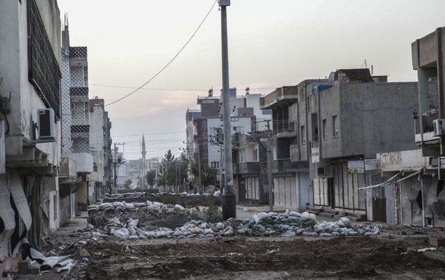 Teröristlerin trafolara zarar vermesi nedeniyle ilçenin büyük kısmında elektrik ve su kesintisi yaşandı.AA