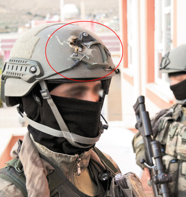 İsmini vermeyen asker, "Arkadaşımla birlikte nöbettutuyorduk. PKK tarafından ateş altına alındık. Arkadaşım şehit oldu. Ben ise çelik miğfer sayesinde kurtuldum. Kurşun hâlâ miğferin içinde" dedi.