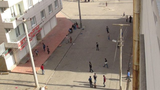 Mardin'in Nusaybin ilçesinde PKK'lı teröristlerce kazılan hendeklerin kapatılması ve barikatların kaldırılması için ilan edilen sokağa çıkma yasağı 7'nci gününe girerken, ilçenin bir çok mahallesinde elektrik ve sular kesik.