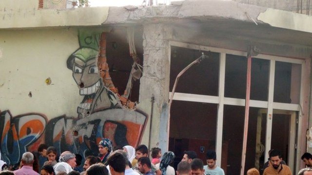 Bazı evlerin ateşe verildiği, bazılarının duvarlarına ise yüzlerce kurşun isabet ettiği görüldü.