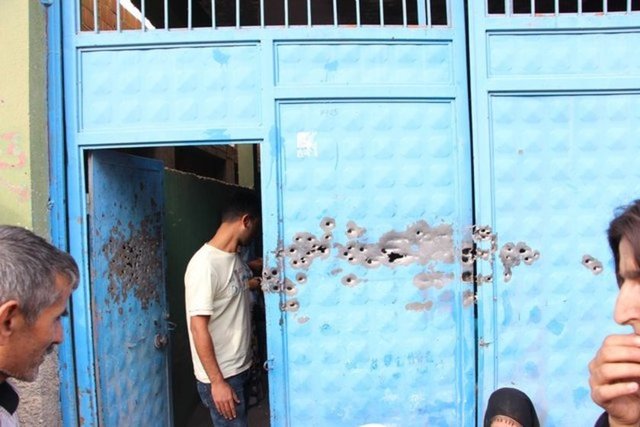 Güvenlik güçlerinden kaçmak ve daha rahat hareket edebilmek için evlerin duvarlarına açtıkları delikler nedeniyle birçok ev kullanılamaz hale geldi.