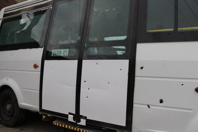 Sokağa çıkamayan vatandaşların iş yerlerini de hedef alan teröristlerin, birçok iş yerini yağmaladıktan sonra ateşe verdiği tespit edildi.