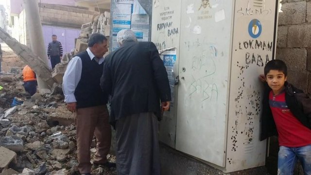 Yasağa rağmen çocuklar sokaklara çıkıp silah ve patlama sesleri altında oyun oynarken; çatışmalar sırasında hasar gören su şebekesini de ekipler onarmaya çalışıyor. Dünkü çatışmalarda ise 1 kişi hayatını kaybetti.