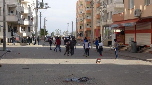 Nusaybin'de, PKK'lı teröristlerin kazdığı hendeklerin kapatılması ve barikatların kaldırılması için 13 Kasım'da ilan edilen sokağa çıkma yasağı sürüyor.
