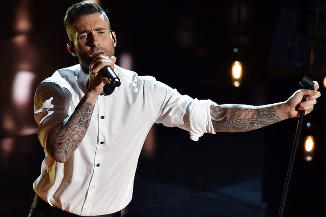 Adam Levine, James Valentine, Jesse Carmichael, Mickey  Madden ve Matt   Flynn bir araya gelerek "Maroon 5" isimli yeni rock  grubunu   kurmuşlardır.