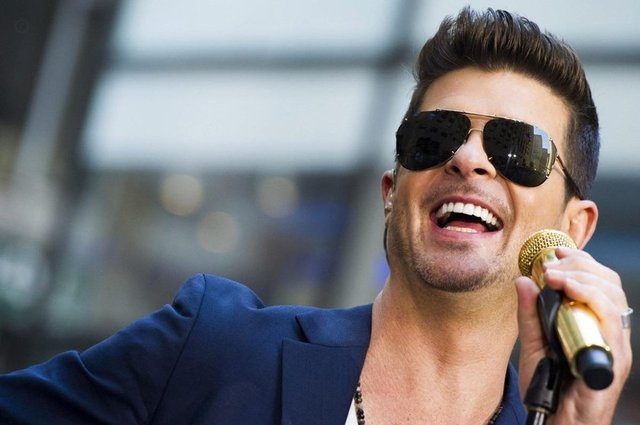 10 - Robin Thicke (15 milyon dolar) - 10 Mart 1977 doğumlu olan Robin Thicke Los Angeles'da doğdu. R&B  şarkıcısı, söz yazarı, müzisyen besteci, aktör olan Robin'in  babası  Alan Thicke de aynı zamanda söz yazarı, Kanada ve ABD'de hitler  yapan  bir şarkıcıydı.